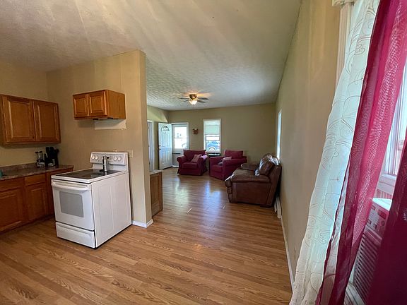 5th image of 621 W 10th St