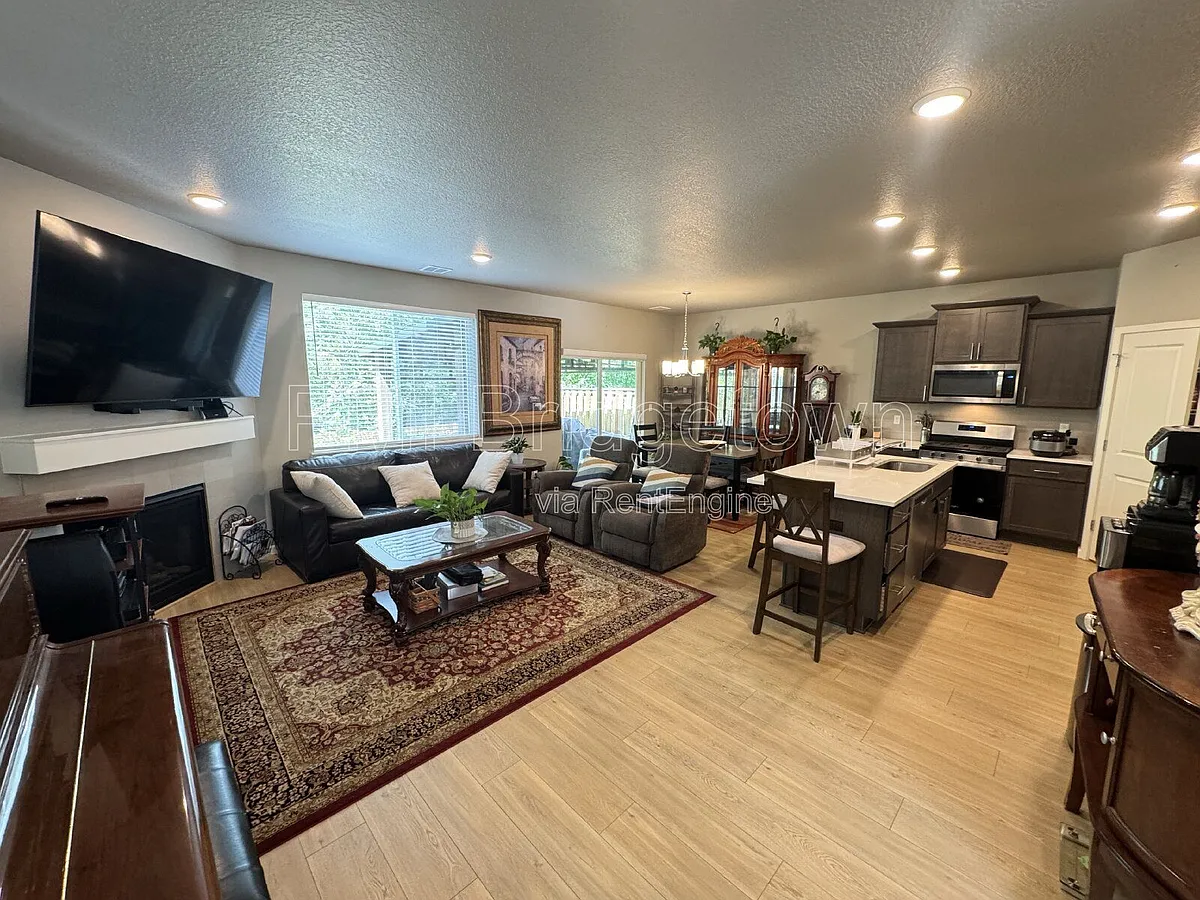 Building Photo - 3715 SW 190th Ter