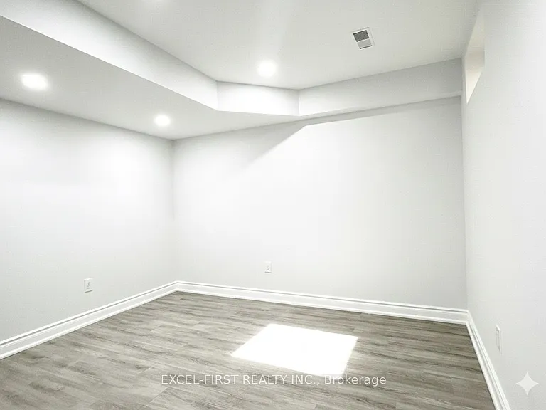 31 Ames Cres — Photo 12