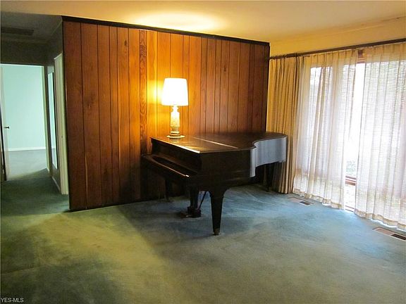 4th image of 355 Adrian Dr