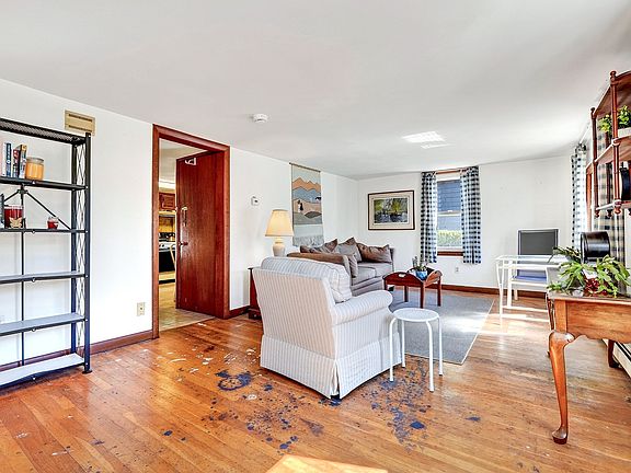 4th image of 79 Maple St