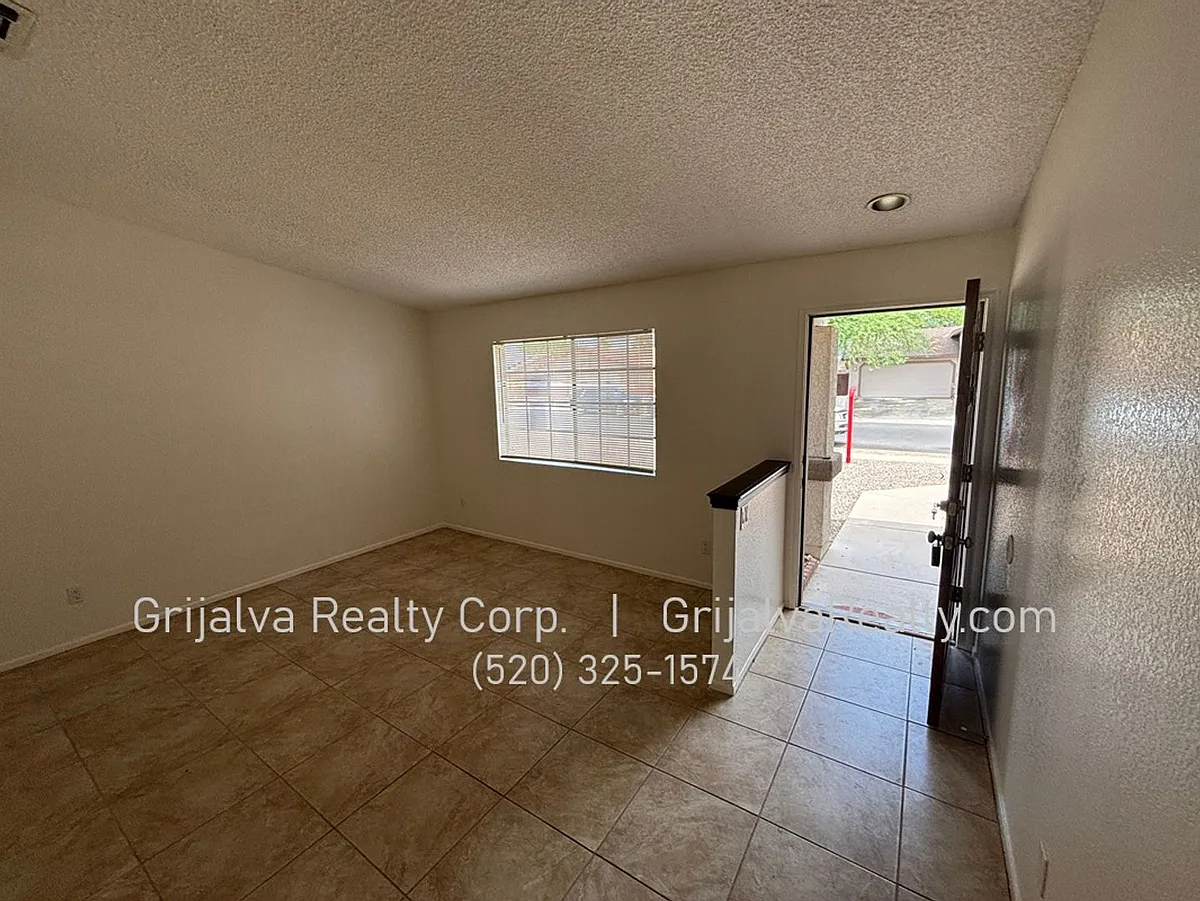 Building Photo - 1821 W Mountain Oak Ln