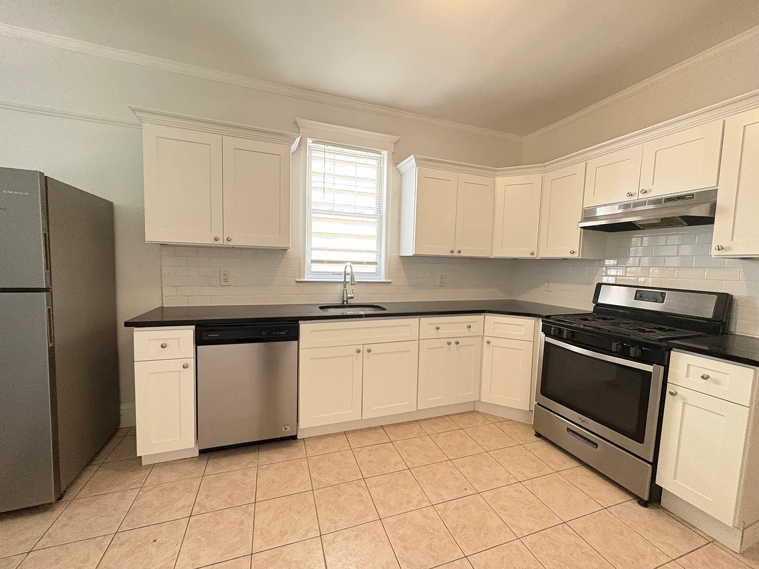 3 bed, 1000 sqft, $2,500 — Photo 1
