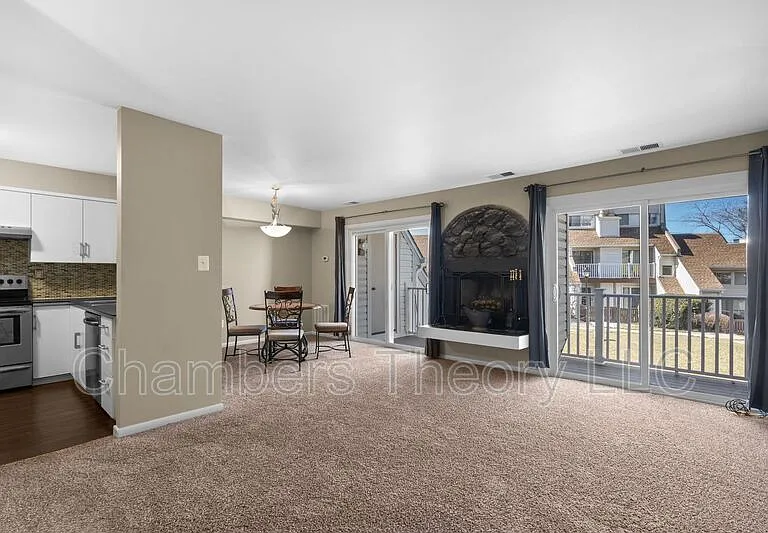 1043 Warwick Ct — Photo 8