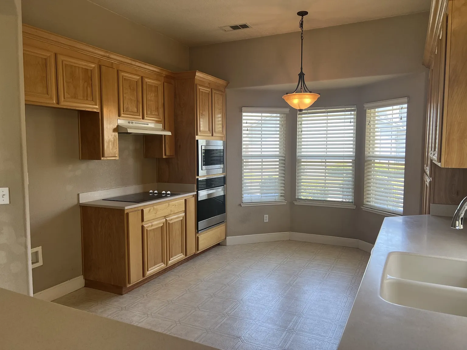 4 bed, 2096 sqft, $2,795 — Photo 3