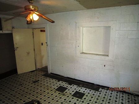 4th image of 825 W 54th St