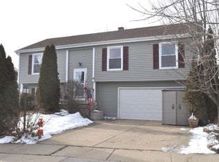 4 Glendale Ct, Streamwood, IL 60107