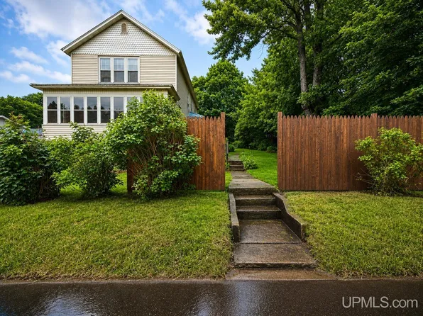 236 Ready St, Ishpeming, MI 49849