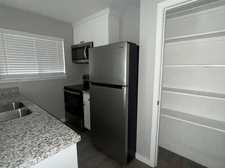 1660 Richmond Ave #12 — Photo 5