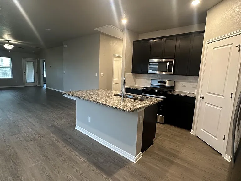 201 Longmount Cv — Photo 5