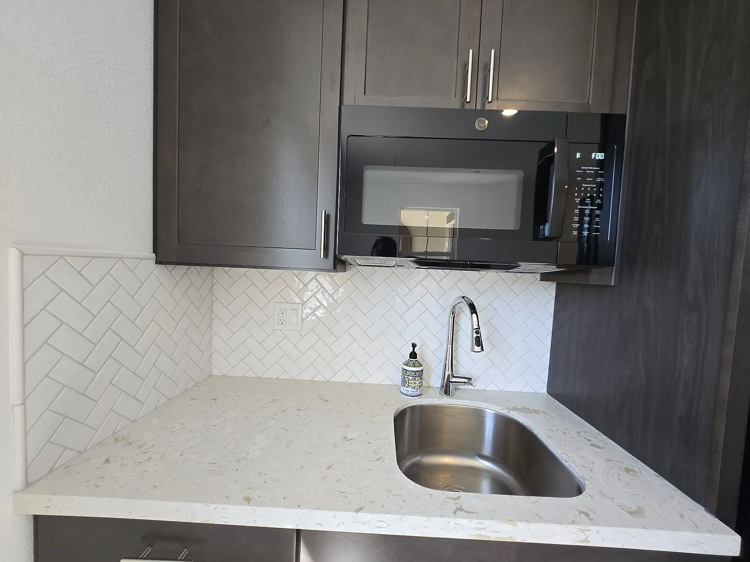 1 bed, 400 sqft, $1,600 — Photo 3
