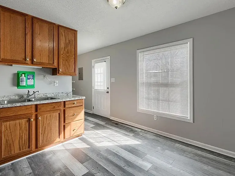 2228 Berkshire Dr — Photo 4