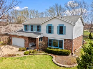 225 Fairway Dr, Prospect Heights, IL