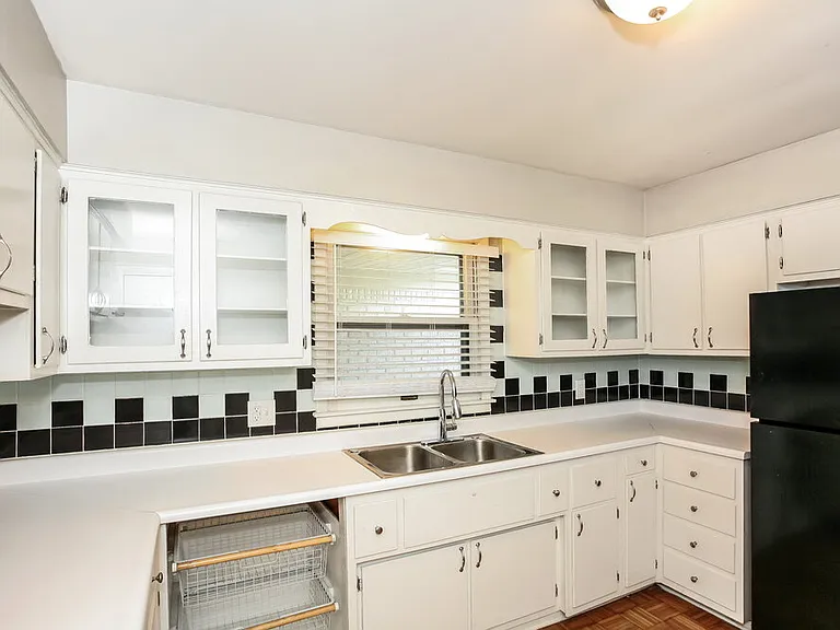 7605 Kimberly Dr — Photo 6