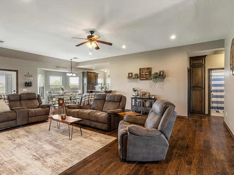8398 SW Sun Valley Dr — Photo 4