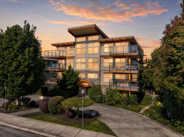 2940 Harriet Rd #304, Saanich, BC V9A 1T3