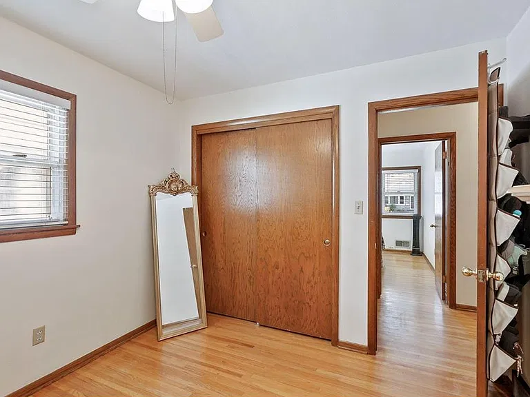 251 Stanley St E — Photo 15