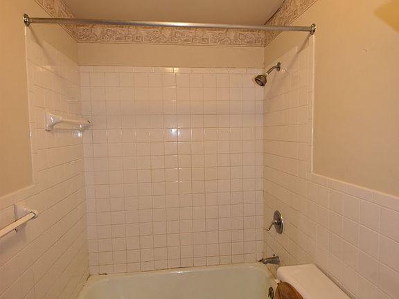 5th image of 555 E North St APT 6