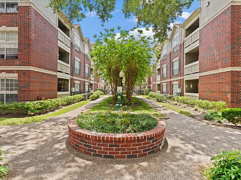 Gables Cityscape — Photo 25