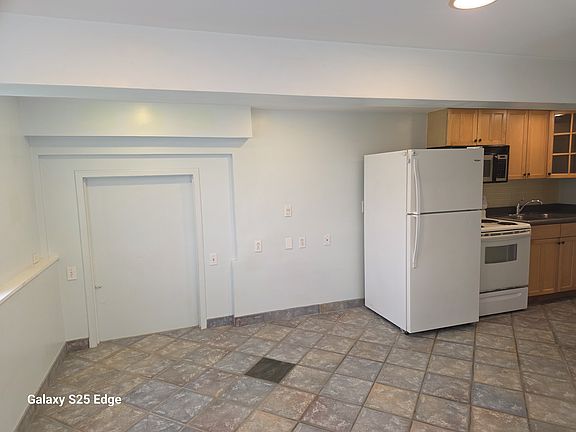 4th image of 2120 Clement St