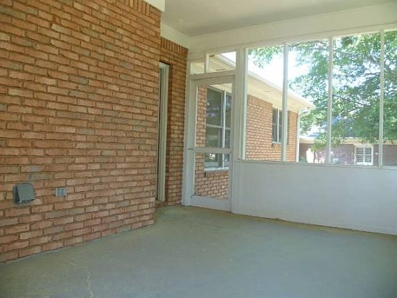 3rd image of 3010 Somerset Dr