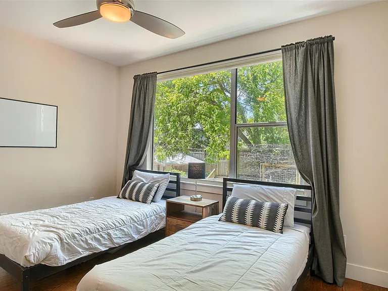 1009 E Riverside Dr #B — Photo 21