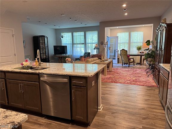 5th image of 733 N Greenway Dr