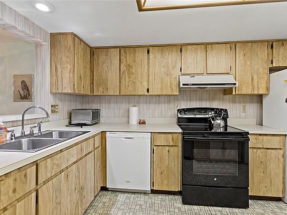 4th image of 885 Maclaren Dr N APT A