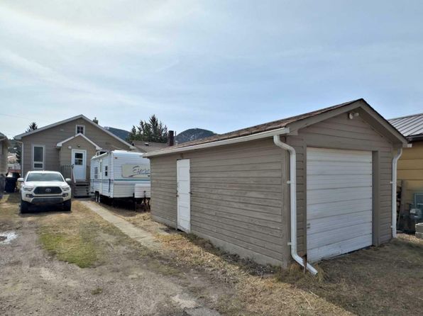7009 18th Ave, Crowsnest Pass, AB T0K 0M0