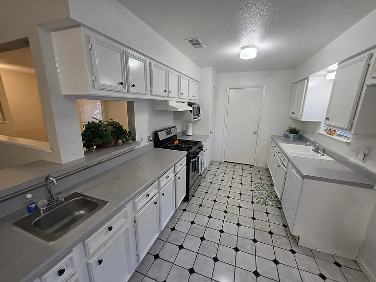 10003 Leamington Dr — Photo 5
