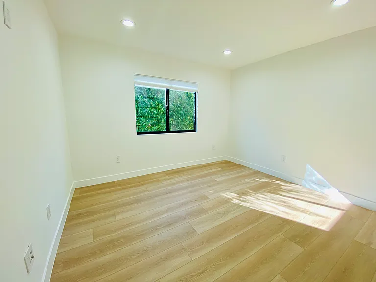 539 Avon Ave — Photo 16