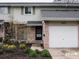 838 Heatherbrook Ct, Wheaton, IL 60189