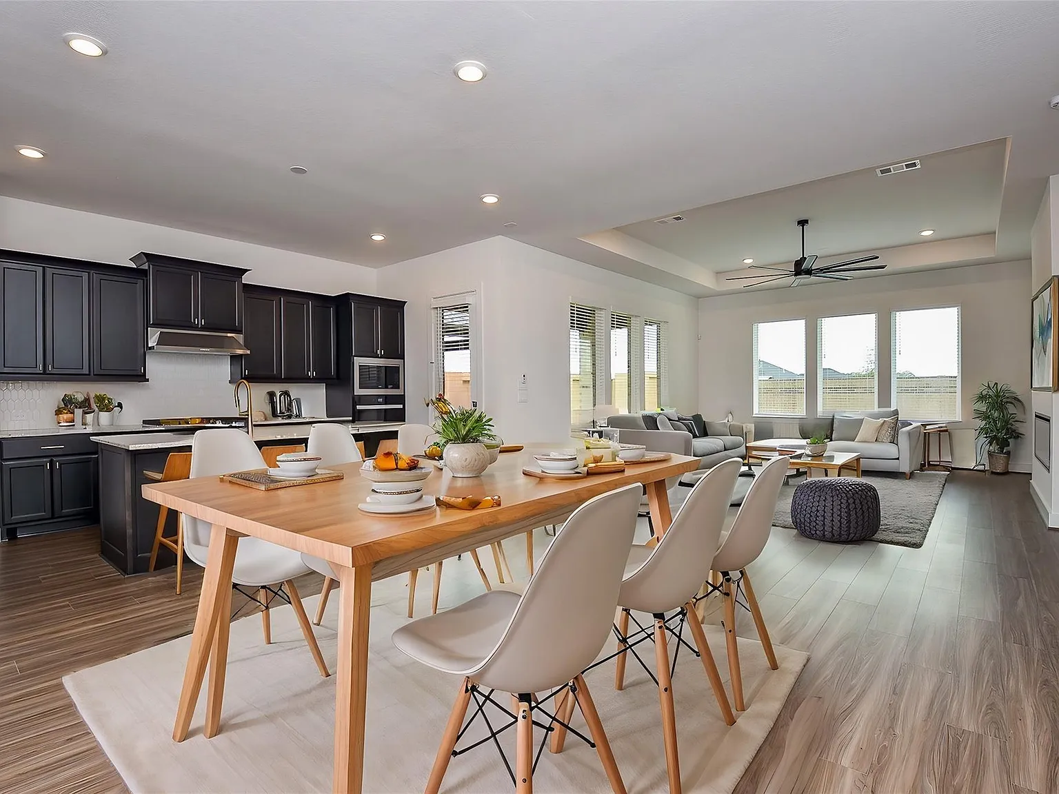 4 bed, 3.0 bath, 2408 sqft, $2,900 — Photo 4