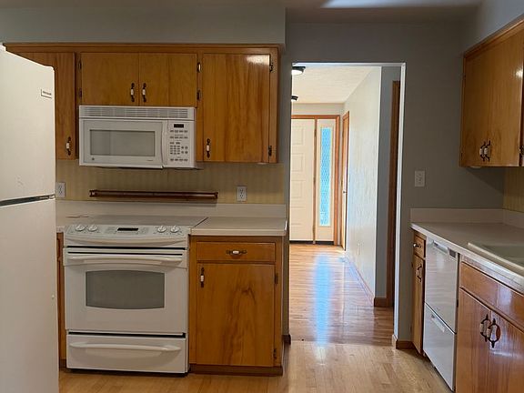 5th image of 17704 N Hilltop Rd #1