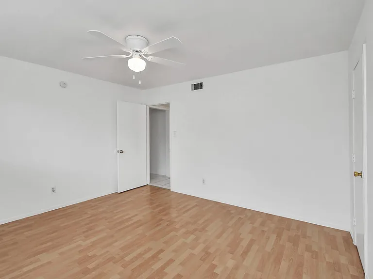 530 Westshire Dr — Photo 14