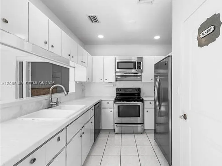1906 SW 21st St #1906 — Photo 2