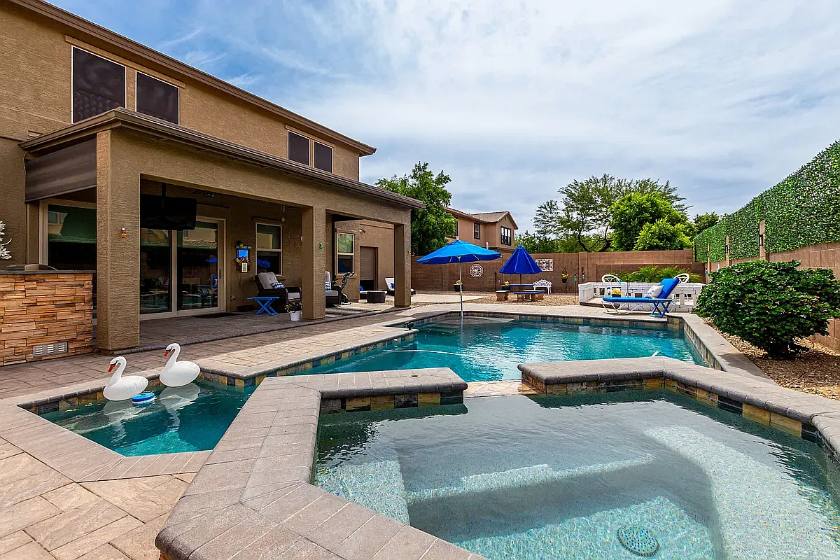 4 bed, 2.5 bath, 3207 sqft, $4,350 — Photo 3