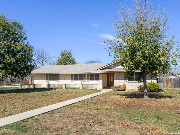 1304 Acorn Rd, Hondo, TX 78861