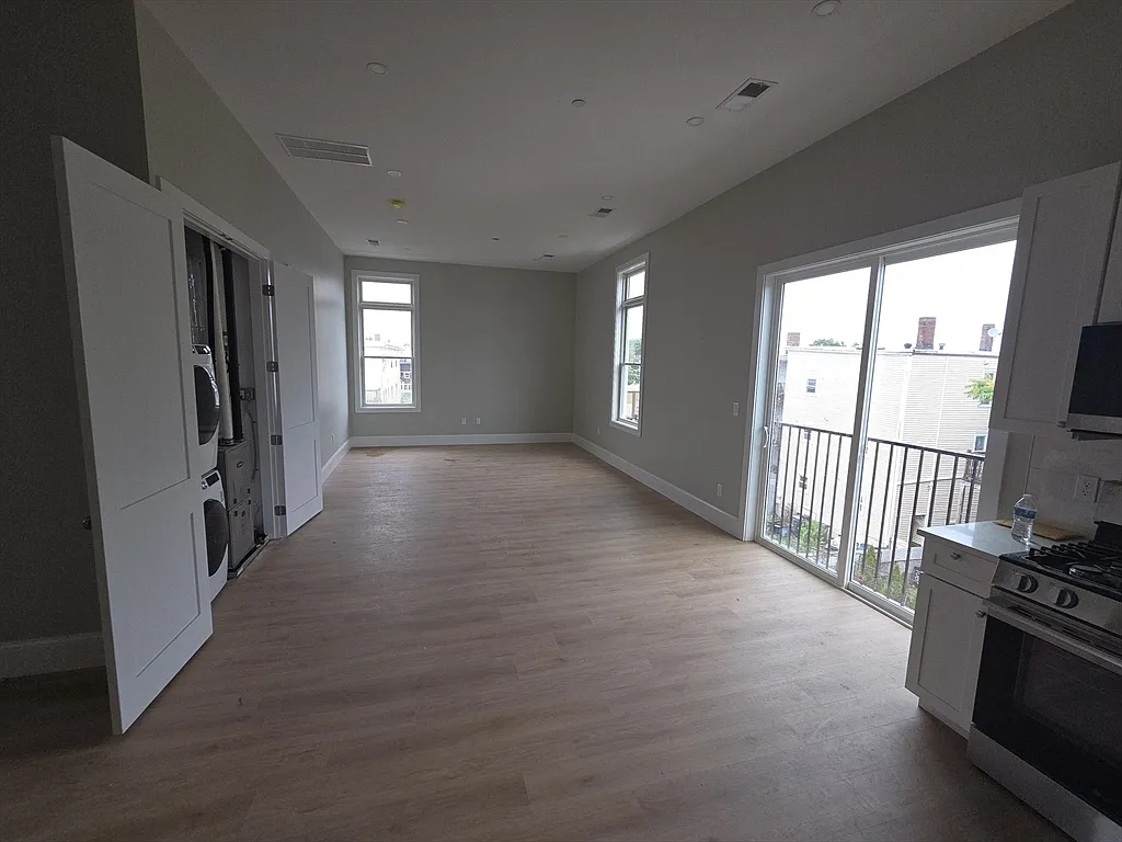 4 bed, 4.0 bath, 1600 sqft, $5,600 — Photo 4