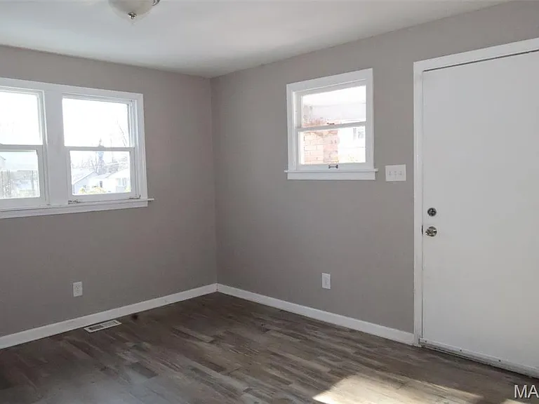 5460 Hamilton Ave — Photo 3