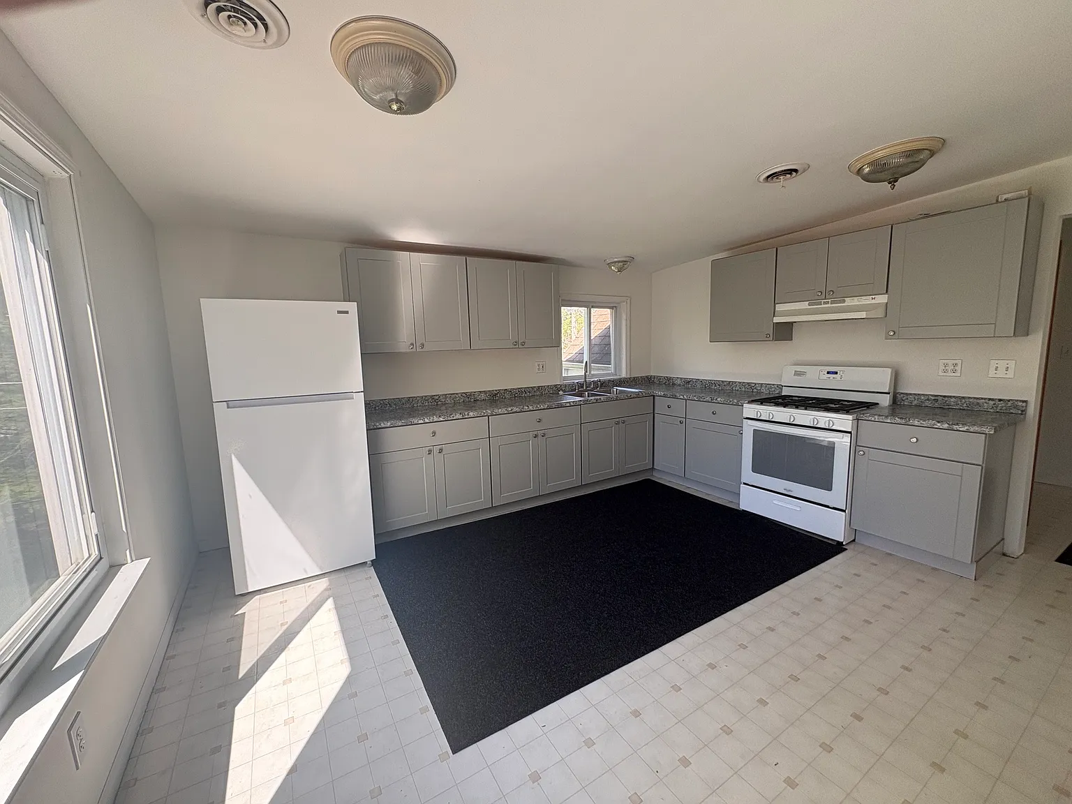 3 bed, 932 sqft, $750 — Photo 2