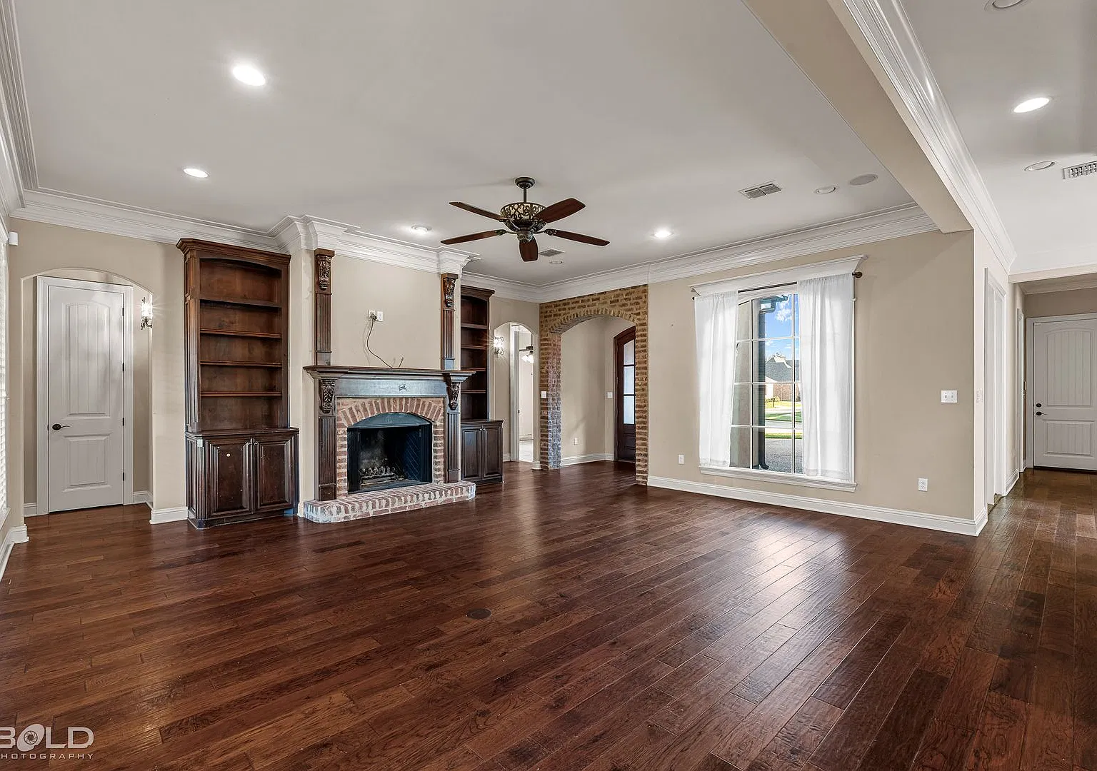 Inviting 3-Bedroom, 3-Bath Home with Fenced Yard & Community Pool Access — Photo 3