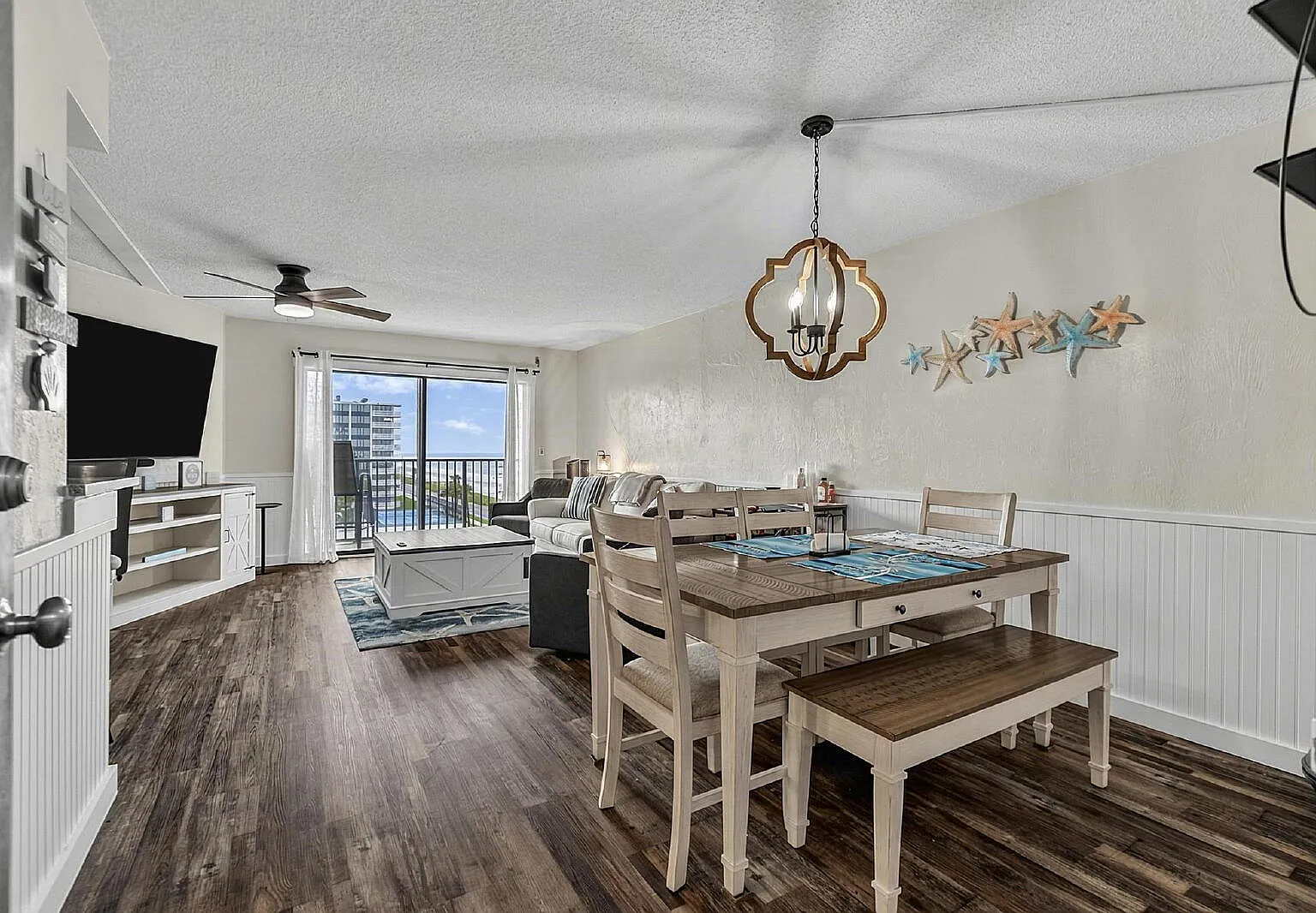 2 bed, 2.0 bath, 1209 sqft, $2,400 — Photo 2