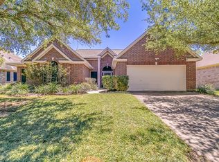 2425 Piney Woods Dr, Pearland, TX 77581