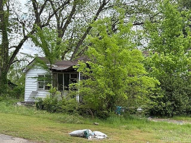 1st image of 107 E Lake Rd