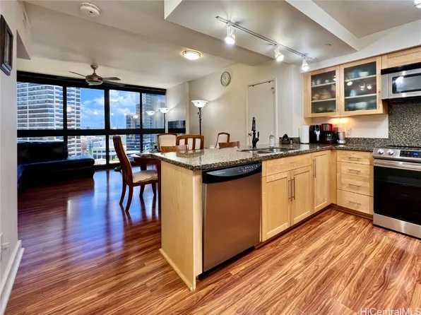 600 Queen St APT 1407, Honolulu, HI 96813