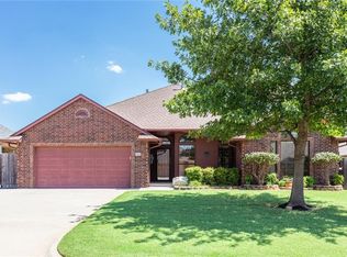 2520 Bellaire Dr, Moore, OK 73160