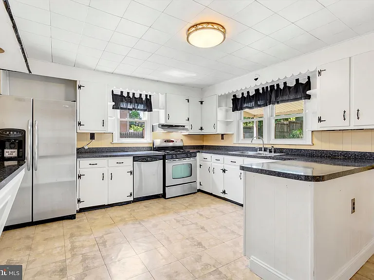 712 E Hector St — Photo 10