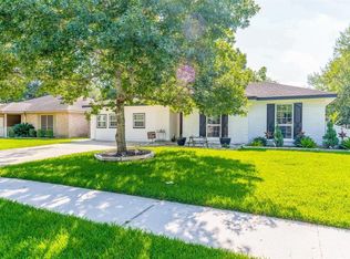 213 Stonehenge Ln, Friendswood, TX 77546