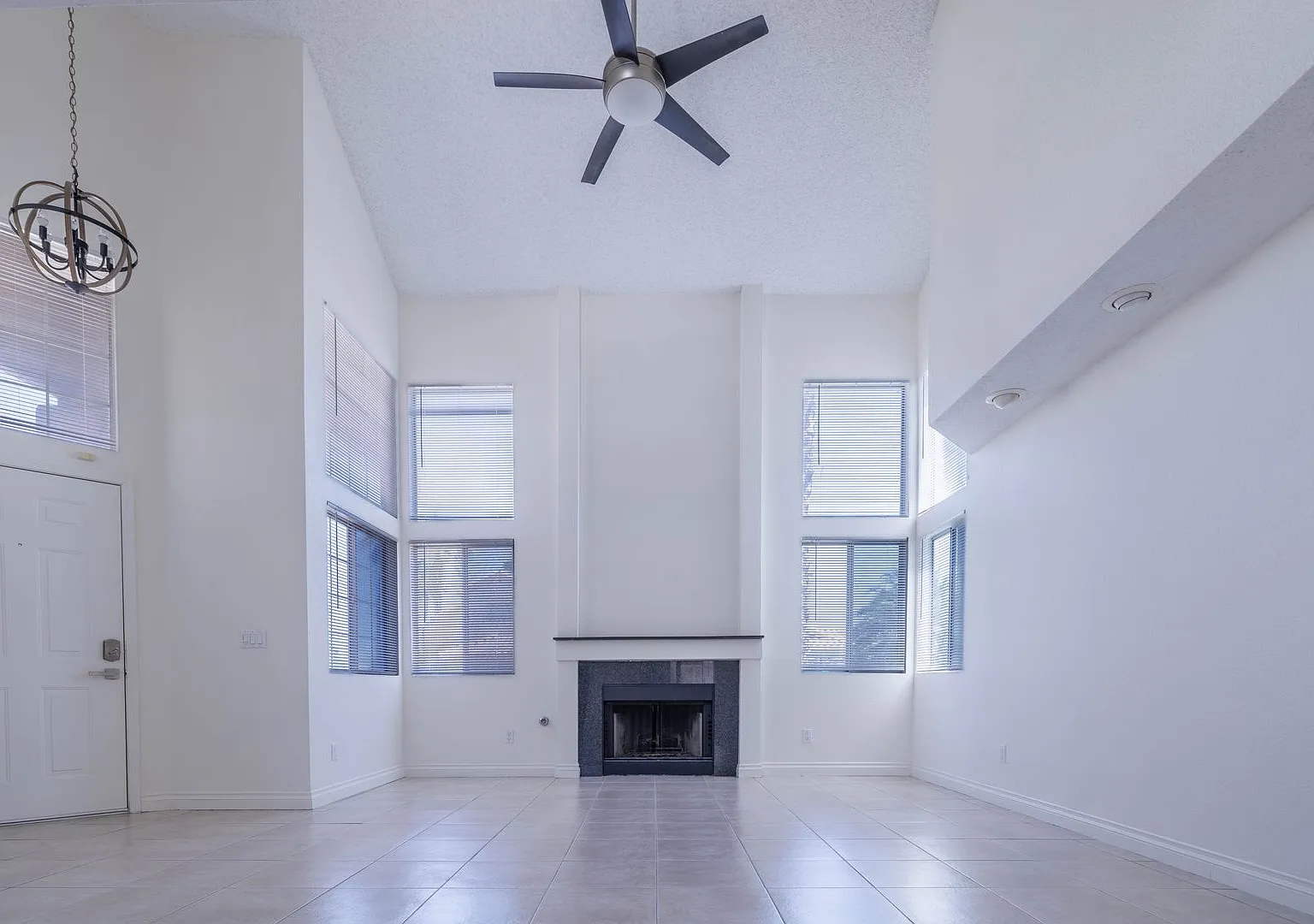 Newly Refreshed 4 Bedroom Home — Photo 4